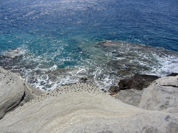 Aspects de Sifnos, une île peu connue des Cyclades, dont la gastronomie est très réputée. Septembre 2011.