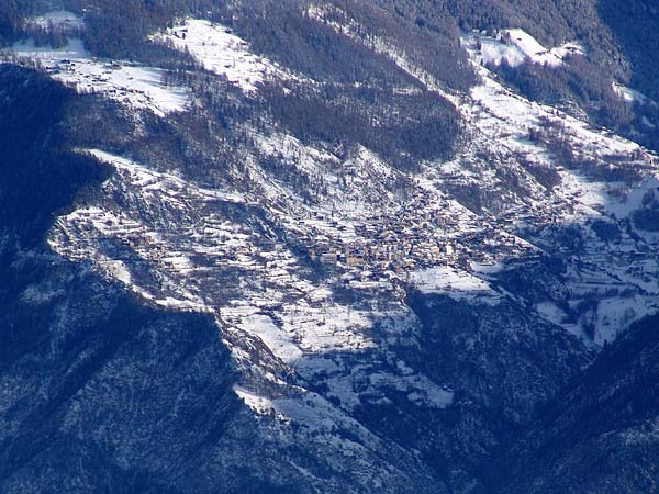 Vue sur Isérables depuis le domaine skiable d'Ovronnaz, 29 décembre 2004.