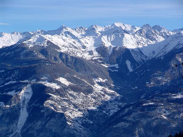 Vue sur Isérables depuis le domaine skiable d'Ovronnaz, 29 décembre 2004.