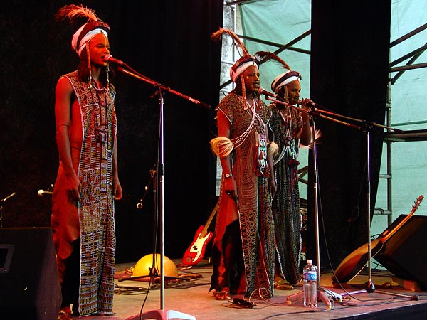 Etran Finatawa, le blues des nomades du désert au World Music Festival d'Oron, 29 juillet 2005.