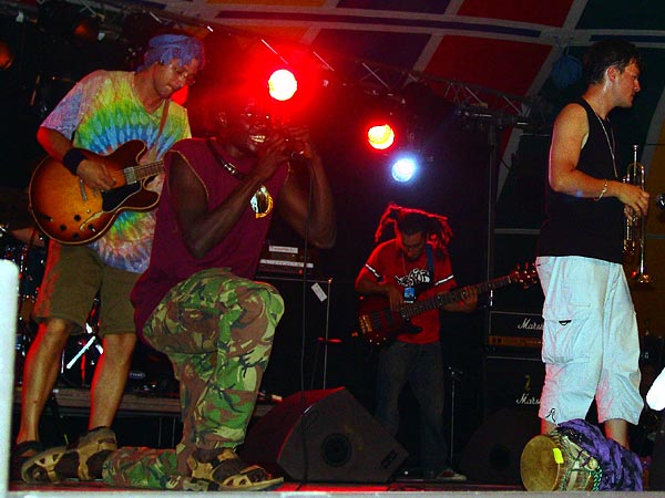 Skapharnaum, ska-reggae-jazz métissé au World Music Festival d'Oron, 29 juillet 2005.