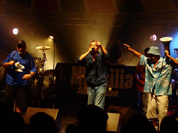 Massilia Sound System, «La Comedia Provençala« au World Music Festival d'Oron, samedi 30 juillet 2005.