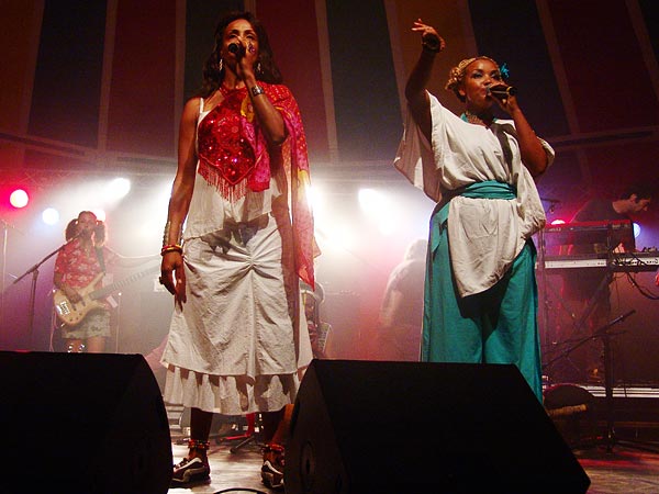 L'urban ethnic soul de Zap Mama rencontre Etran Finatawa, le blues des nomades du désert, au World Music Festival d'Oron, dimanche 31 juillet 2005.