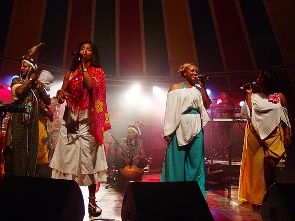 L'urban ethnic soul de Zap Mama rencontre Etran Finatawa, le blues des nomades du désert, au World Music Festival d'Oron, dimanche 31 juillet 2005.