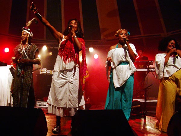 L'urban ethnic soul de Zap Mama rencontre Etran Finatawa, le blues des nomades du désert, au World Music Festival d'Oron, dimanche 31 juillet 2005.