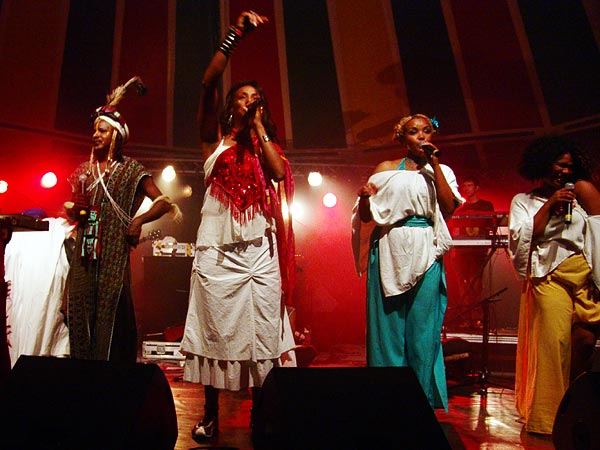 L'urban ethnic soul de Zap Mama rencontre Etran Finatawa, le blues des nomades du désert, au World Music Festival d'Oron, dimanche 31 juillet 2005.