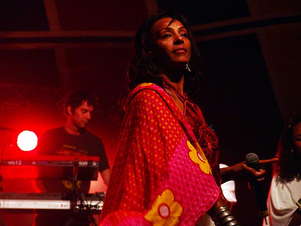 L'urban ethnic soul de Zap Mama rencontre Etran Finatawa, le blues des nomades du désert, au World Music Festival d'Oron, dimanche 31 juillet 2005.