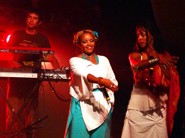 L'urban ethnic soul de Zap Mama rencontre Etran Finatawa, le blues des nomades du désert, au World Music Festival d'Oron, dimanche 31 juillet 2005.