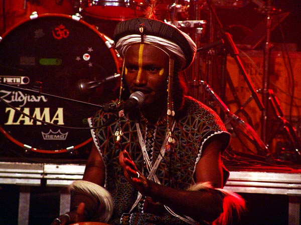 L'urban ethnic soul de Zap Mama rencontre Etran Finatawa, le blues des nomades du désert, au World Music Festival d'Oron, dimanche 31 juillet 2005.