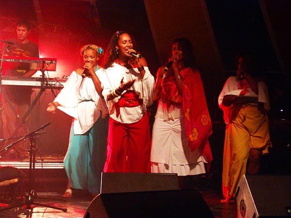 L'urban ethnic soul de Zap Mama rencontre Etran Finatawa, le blues des nomades du désert, au World Music Festival d'Oron, dimanche 31 juillet 2005.