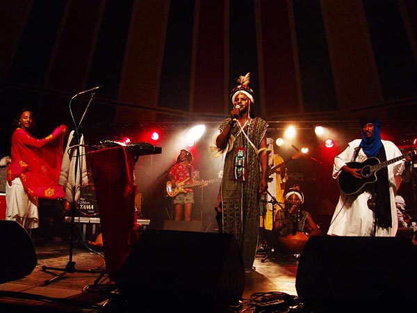 L'urban ethnic soul de Zap Mama rencontre Etran Finatawa, le blues des nomades du désert, au World Music Festival d'Oron, dimanche 31 juillet 2005.