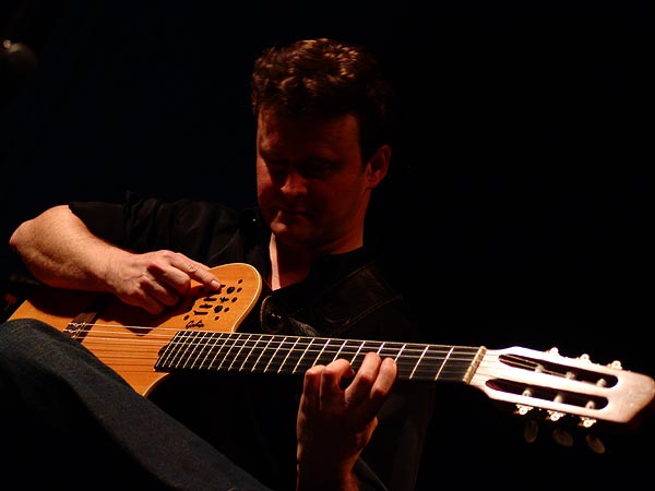 Fin du concert de Sylvain Luc, duo avec Nicola Oliva (1er prix), Nuits de la Guitare, Chorus Lausanne, vendredi 4 novembre 2005.