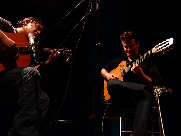 Fin du concert de Sylvain Luc, duo avec Nicola Oliva (1er prix), Nuits de la Guitare, Chorus Lausanne, vendredi 4 novembre 2005.