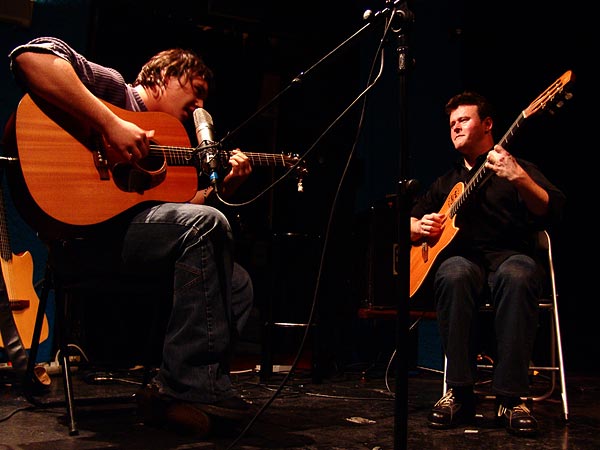 Fin du concert de Sylvain Luc, duo avec Nicola Oliva (1er prix), Nuits de la Guitare, Chorus Lausanne, vendredi 4 novembre 2005.