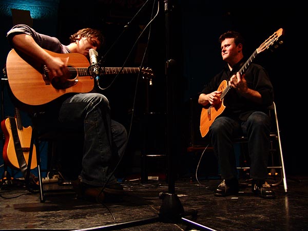 Fin du concert de Sylvain Luc, duo avec Nicola Oliva (1er prix), Nuits de la Guitare, Chorus Lausanne, vendredi 4 novembre 2005.