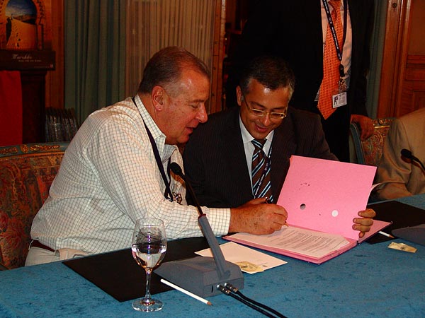 Montreux Jazz Festival 2006: signature d'un accord de partenariat entre le MJF et la ville de Marrakech pour l'organisation d'un Montreux Jazz Festival in Marrakech dont la première édition aura lieu en novembre 2006, dimanche 9 juillet, Montreux Palace. Délégation marocaine: Kamal Bensouda (Directeur général d'Atlas Hospitality), Abdelali Doumou (Président de la Région de Marrakech), Omar Jazouli (Maire de Marrakech), Abdellatif Kabbaj (Président du Conseil Régional du Tourisme), Abbès Azzouzi (Directeur général de l'Office National Marocain du Tourisme), Ali Chaoui (1er Vice-Président du Conseil Régional du Tourisme). Montreux Jazz Festival Foundation: Claude Nobs (Fondateur et Directeur), Me François Carrard (Président du Conseil de Fondation), Pierre Landolt (Vice-Président du Conseil de Fondation), Mathieu Jaton (Secrétaire Général). Invités: Laurent Wehrli (Municipal Economie, Culture et Tourisme, Commune de Montreux), Quincy Jones (producteur).