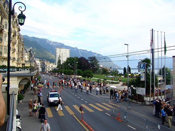 Montreux Jazz Festival 2006: Santana's World Drum Parade, avec United Samba Lausanne y Sambrasil Montreux, Association des Percussions Uruguayennes et Capoeira, dimanche 9 juillet, Grand-Rue, du Marché Couvert à la scène de l'Auditorium Stravinski.