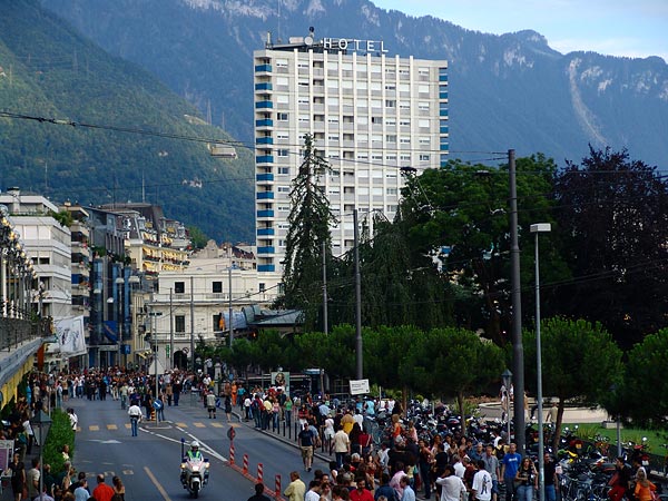 Montreux Jazz Festival 2006: Santana's World Drum Parade, avec United Samba Lausanne y Sambrasil Montreux, Association des Percussions Uruguayennes et Capoeira, dimanche 9 juillet, Grand-Rue, du Marché Couvert à la scène de l'Auditorium Stravinski.