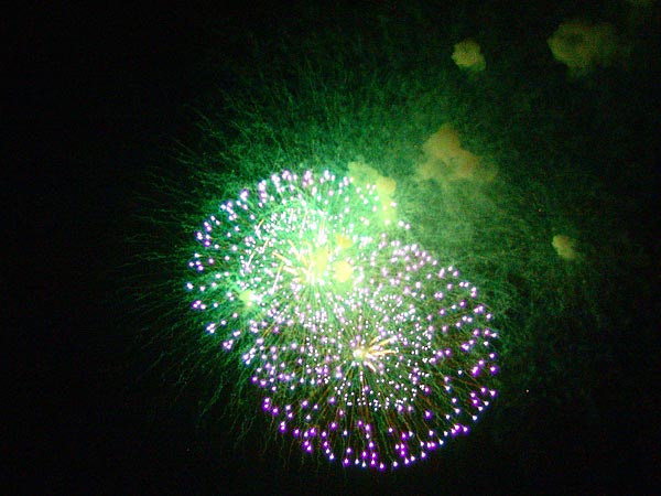 Le traditionnel feu d'artifice du Paléo Festival, 23 juillet 2006.