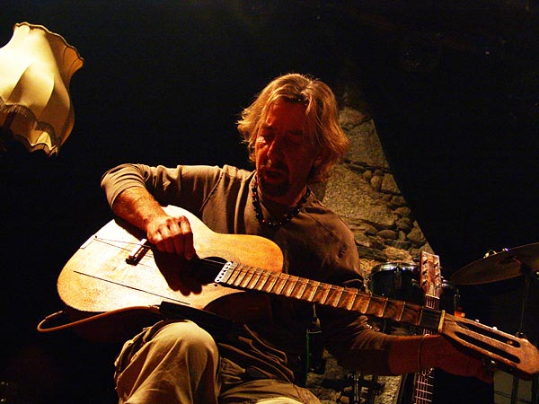 The Young Gods (Acoustic Concert), Les Caves du Manoir, Martigny, vendredi 1er décembre 2006. Les Young Gods en acoustique? Un rêve éveillé... A la croisée des chemins, entre leurs fureurs post-rock et leurs béatitudes ambient, les Jeunes Dieux se sont assis et ont empognés leurs guitares acoustiques et leurs percussions... Tout simplement superbe!