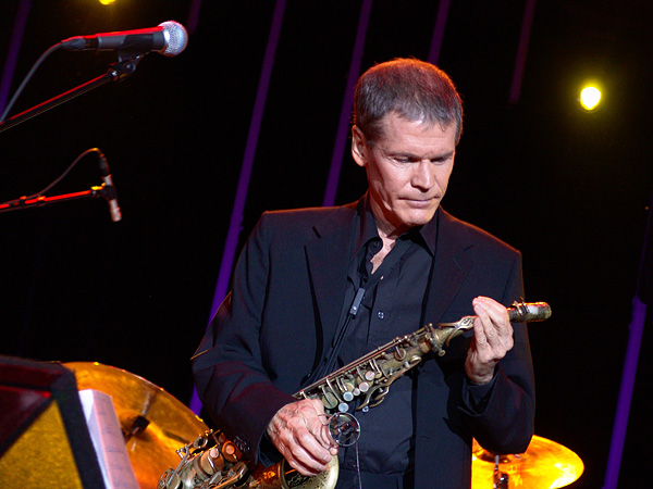 Montreux Jazz Festival 2009: David Sanborn, July 9, Auditorium Stravinski. David Sanborn alto sax, Gene Lake dms, Mike Pope bs, Nicky Moroch gt, Ricky Peterson kbds, Martin Jacobsen tenor sax, Nicolas Gardel tpt, Lionel Segui tb.