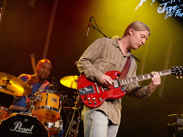 Montreux Jazz Festival 2009: Derek Trucks Band, July 9, Auditorium Stravinski. Derek Trucks gt, Todd Smallie bs, Yonrico Scott dms, Count M'Butu perc, Kofi Burbridge kbs, Mike Mattison voc.