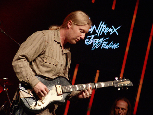 Montreux Jazz Festival 2009: Derek Trucks Band, July 9, Auditorium Stravinski. Derek Trucks gt, Todd Smallie bs, Yonrico Scott dms, Count M'Butu perc, Kofi Burbridge kbs, Mike Mattison voc.