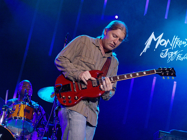 Montreux Jazz Festival 2009: Derek Trucks Band, July 9, Auditorium Stravinski. Derek Trucks gt, Todd Smallie bs, Yonrico Scott dms, Count M'Butu perc, Kofi Burbridge kbs, Mike Mattison voc.