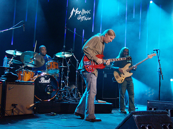 Montreux Jazz Festival 2009: Derek Trucks Band, July 9, Auditorium Stravinski. Derek Trucks gt, Todd Smallie bs, Yonrico Scott dms, Count M'Butu perc, Kofi Burbridge kbs, Mike Mattison voc.