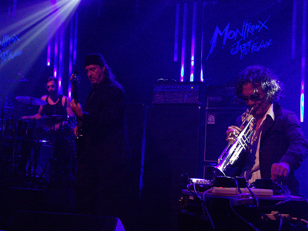 Montreux Jazz Festival 2009, Tribute to Chris Blackwell: Bill Laswell's Method of Defiance, July 12, Miles Davis Hall. Bill Laswell bass, Bernie Worrell keyboards, Dr Israel vocals, Hawk vocals, Toshinori Kondo trumpet, Guy Licata drums, DJ Krush turntables.