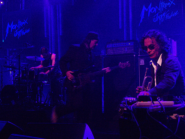 Montreux Jazz Festival 2009, Tribute to Chris Blackwell: Bill Laswell's Method of Defiance, July 12, Miles Davis Hall. Bill Laswell bass, Bernie Worrell keyboards, Dr Israel vocals, Hawk vocals, Toshinori Kondo trumpet, Guy Licata drums, DJ Krush turntables.