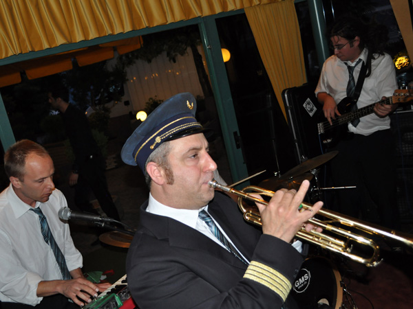 Fleuve Congo, Fête de la Musique 2010, Royal Plaza Montreux, lundi 21 juin 2010. Soirée surréaliste: du ska festif dans un luxueux 5 étoiles montreusien. Très maigre public, mais très motivé, avec des musiciens déchaînés!