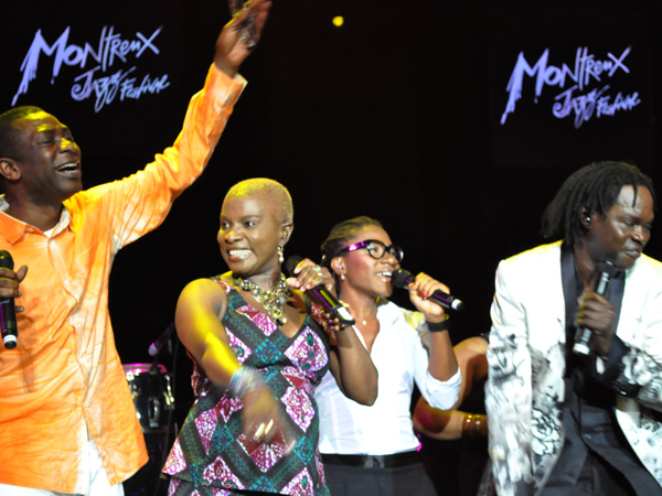 Montreux Jazz Festival 2010: Angélique Kidjo and Friends (feat. Baaba Maal, Asa, Vusi Mahlasela, Sayon Bamba Camara, Zamo Mbutho, Stella Khumalo, Faith Kekana, Youssou N'Dour), July 9, Auditorium Stravinski. Angélique Kidjo célèbre Mama Africa: hommage à Myriam Makeba.