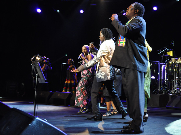 Montreux Jazz Festival 2010: Angélique Kidjo and Friends (feat. Baaba Maal, Asa, Vusi Mahlasela, Sayon Bamba Camara, Zamo Mbutho, Stella Khumalo, Faith Kekana, Youssou N'Dour), July 9, Auditorium Stravinski. Angélique Kidjo célèbre Mama Africa: hommage à Myriam Makeba.