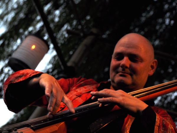 L'Heure Bleue: Mich Gerber met en musique le crépuscule. Plage de la Maladaire, La Tour-de-Peilz, vendredi 30 juillet 2010.