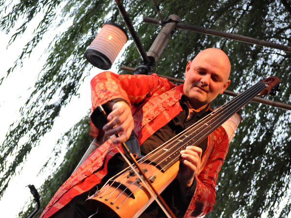 L'Heure Bleue: Mich Gerber met en musique le crépuscule. Plage de la Maladaire, La Tour-de-Peilz, vendredi 30 juillet 2010.