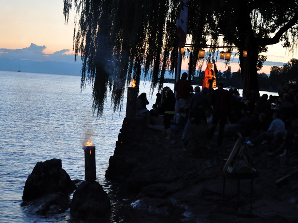 L'Heure Bleue: Mich Gerber met en musique le crépuscule. Plage de la Maladaire, La Tour-de-Peilz, vendredi 30 juillet 2010.