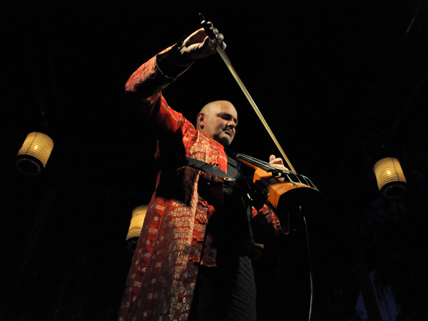 L'Heure Bleue: Mich Gerber met en musique le crépuscule. Plage de la Maladaire, La Tour-de-Peilz, vendredi 30 juillet 2010.