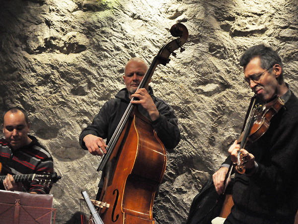 Les Manouches Tsé-Tsé rendent hommage à Django Reinhardt, Caveau du Coeur d'Or, Chexbres, samedi 22 janvier 2011.