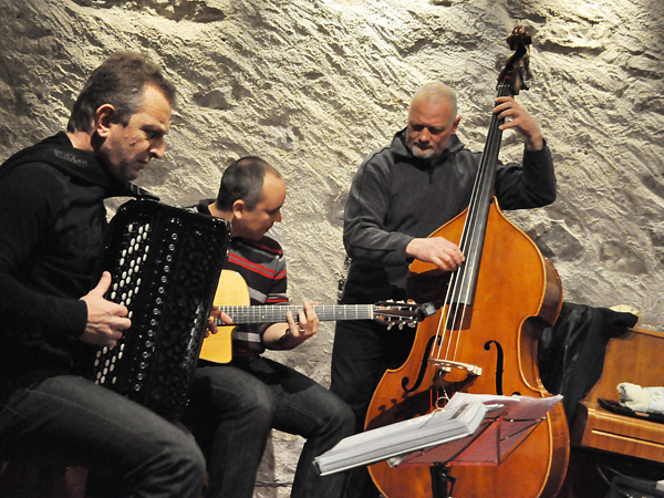 Les Manouches Tsé-Tsé rendent hommage à Django Reinhardt, Caveau du Coeur d'Or, Chexbres, samedi 22 janvier 2011.