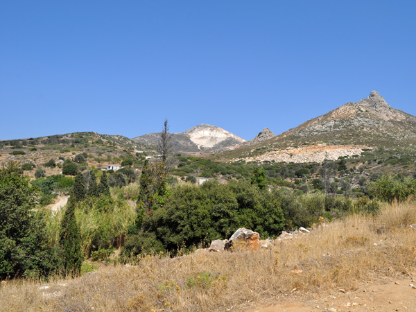 Naxos, août 2013. Site archéologique de Melanes/Flerio, près de Kourounohori, sur la route Chora-Kinidharos. Kouros inachevés, ancien sanctuaire, source, jardins sauvages, carrières, ancien aqueduc...