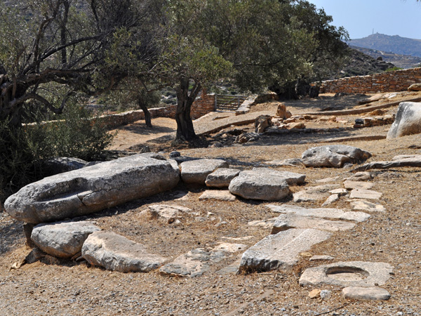 Naxos, août 2013. Site archéologique de Melanes/Flerio, près de Kourounohori, sur la route Chora-Kinidharos. Kouros inachevés, ancien sanctuaire, source, jardins sauvages, carrières, ancien aqueduc...