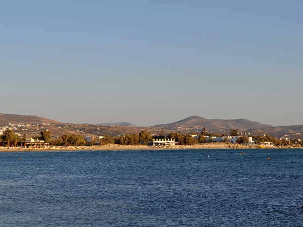 Chora, Naxos, septembre 2013. Vue sur les plages de la baie d'Aghios Georgios, juste au sud de la ville.