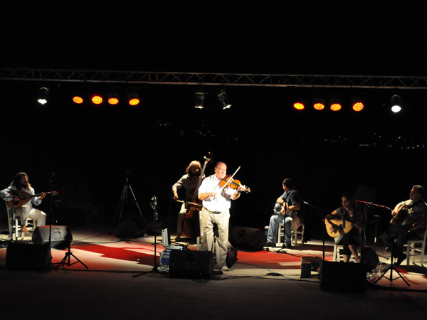 Paros, septembre 2013. Concert de musique traditionnelle dans le petit amphithéâtre de Monastiri Beach (péninsule de Dhetis), face à Naoussa.