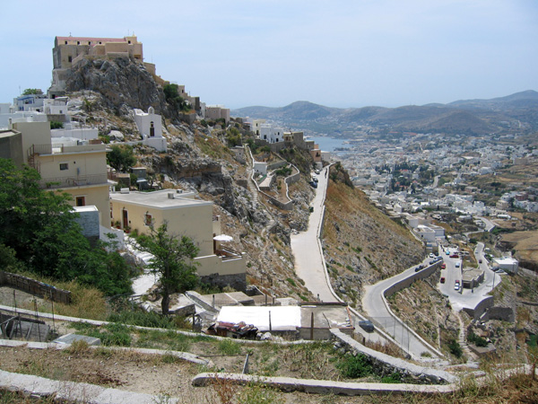 La colline d'Ano Syros, à Ermoupoli (Syros), capitale administrative des Cyclades, 2003.