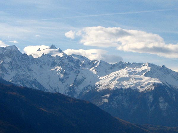 Vue sur les Alpes depuis Chamoson, au Valais.