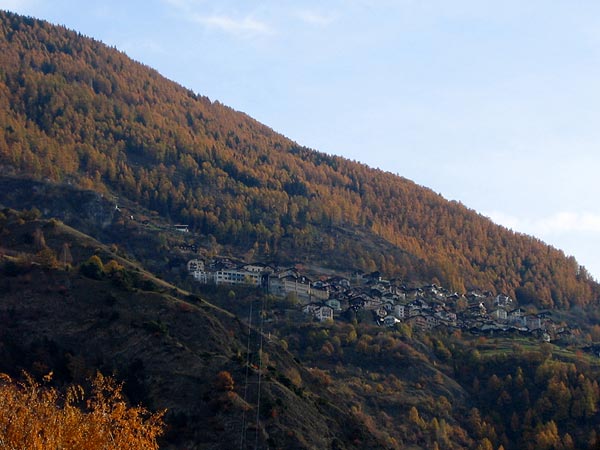 Vue sur le village haut perché d'Isérables, au Valais.